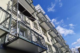 Doczepili balkony do bloków. W Tarnowie pojawił się nowy trend budowlany?