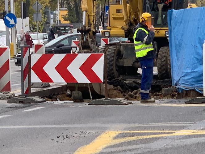 Poważna awaria na Mokotowie. Woda podmyła asfalt, wielkie utrudnienia