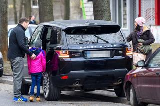 TOMASZ KAROLAK Z RODZINĄ