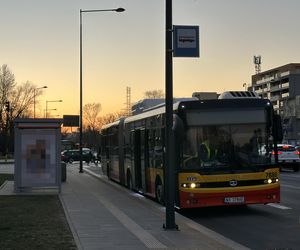 Tragiczne potrącenie w Warszawie. 16-latka została wciągnięta pod autobus. Wstrząsające szczegóły 