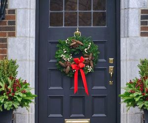 Dekoracje drzwi wejściowych na Boże Narodzenie