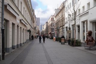 Chmielna w centrum odświeżona po remoncie. Ale bazgroły na ścianach wciąż straszą