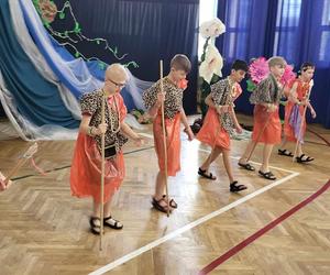 Na Ekologicznym Pokazie Mody w SP nr 10 w Siedlcach nie zabrakło strojów na każdą porę roku, wieczorowych, a nawet ślubnych!