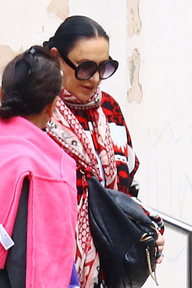 Kayah. Leczyła gardło i opalała kolana