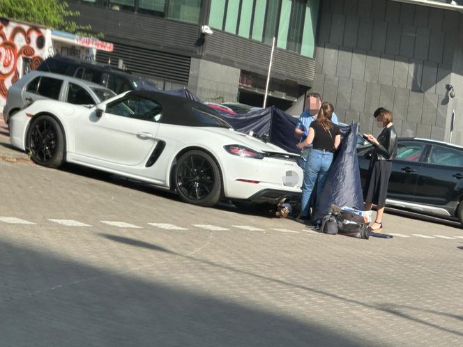  Makabra na Ochocie. Zwłoki w luksusowym białym Porsche. Na miejscu prokurator