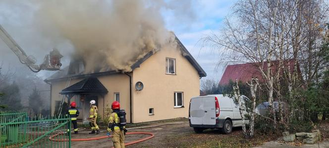Pożar domu w powiecie toruńskim! Na miejscu aż 11 zastępów straży pożarnej [ZDJĘCIA]