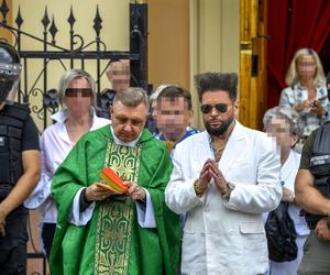 Krzysztof Rutkowski nie przestaje zadziwiać. Tym razem zorganizował ceremonię… święcenia samochodów [ZDJĘCIA]