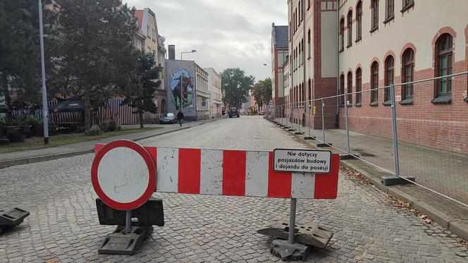 Zrywają kostkę na ulicy Dąbrowskiego w Lesznie. Wyleją tam asfalt.