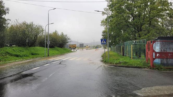 Jelenia Góra zalana. Pod wodą jest już 30 domostw, wiele dróg jest nieprzejezdnych 