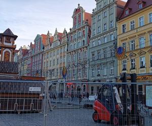 Jarmark Bożonarodzeniowy 2023 we Wrocławiu już się rozkłada. Kiedy się rozpocznie? [ZDJĘCIA]