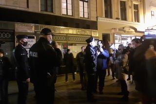 Kartonowy sejm i legitymowanie przez policję. Tak wyglądał protest w Toruniu [ZDJĘCIA]