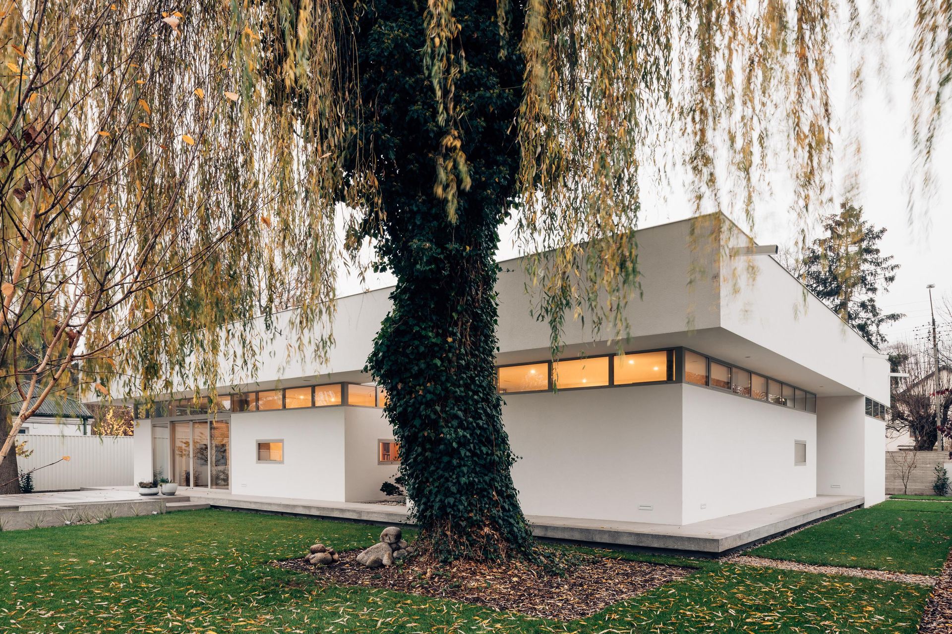 Dom z lewitującym dachem pod Warszawą. Fot. ONI Studio