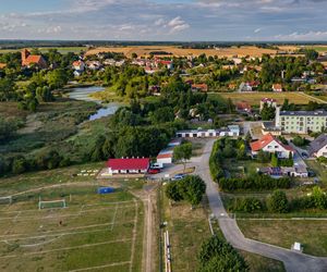 Ta wieś dawniej była miastem. Skrywa wyjątkowy zamek