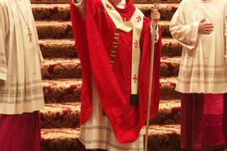 Paliusz to charakterystyczny wełniany pas. 