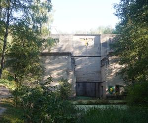 Monumentalna śluza Leśniewo z symbolami III Rzeszy ukryta w mazurskim lesie. Jest owiana tajemnicą [ZDJĘCIA]