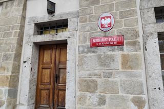 Kraków. Wyrwał policjantom broń i strzelił na komisariacie. Mężczyzna nie żyje, zginęła też jego partnerka