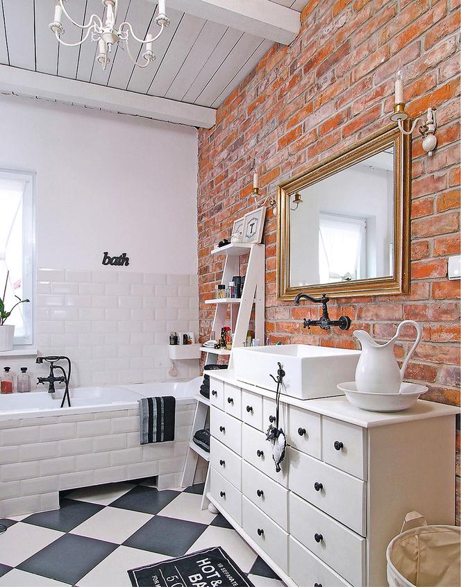 Płytki imitujące stare cegły w łazience