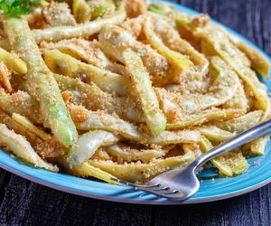 Fasolka szparagowa ze zdrową zasmażką. Zamiast bułki tartej dodaj ten tani składnik