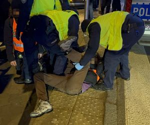 Warszawa. Ostatnie Pokolenie kontra policja. Kolejna próba zablokowania Wisłostrady [ZDJĘCIA].