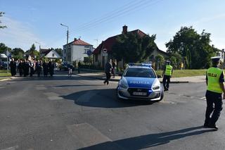 Ruszyły pielgrzymki na Jasną Górę z woj. lubelskiego! Policjanci apelują, żeby uważać na drodze 