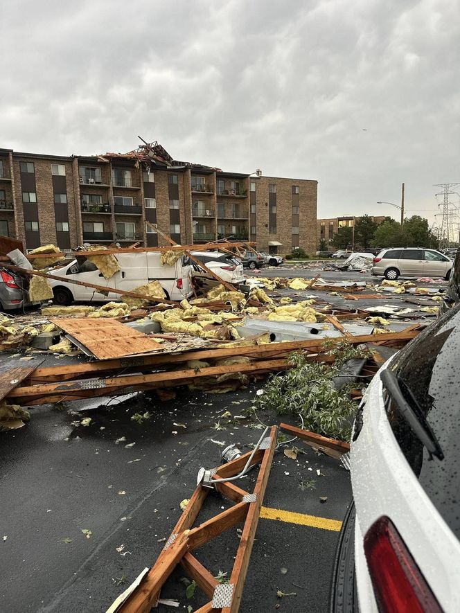 Wichura zerwała dach budynku pod Chicago