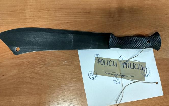 34-latek ruszył z maczetą na policjantów z Radziejowa