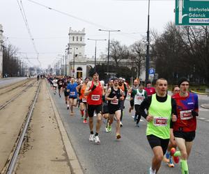 Bieg na Piątkę 2024, Warszawa - zdjęcia. Biegłeś? Szukaj się w galerii!