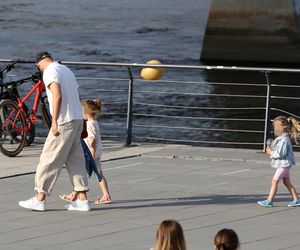 Maciej Pela z córeczkami nad Wisłą