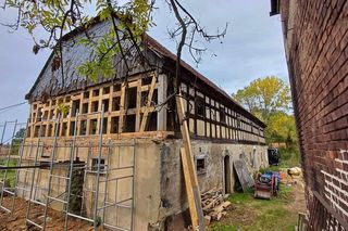 Prace przy domu we Włosieniu