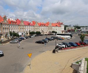Nieistniejąca już ul. Szeroka przebiegała przez środek dzisiejszego placu Zamkowego 