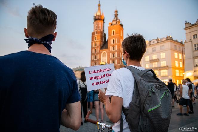 Manifestacja Białorusinów na rynku w Krakowie. "Precz z Łukaszenką!"