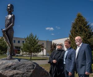 W Bydgoszczy stanął nowy pomnik. Odsłaniali go Magda Umer i Konstanty Przybora 