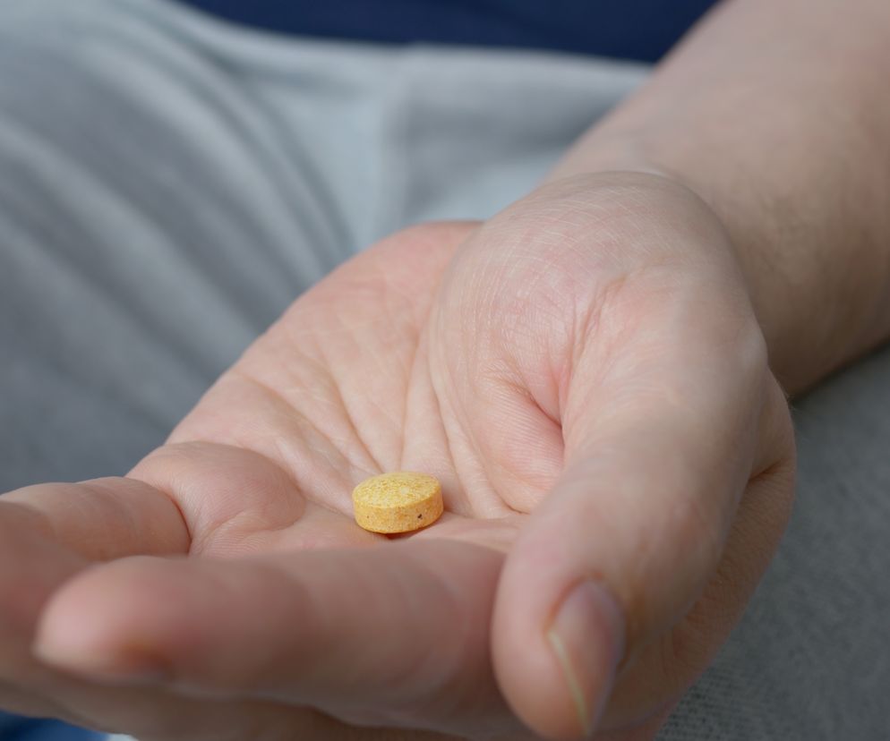 Miks toksyczny dla wątroby. Nigdy nie łącz tych leków z witaminą C