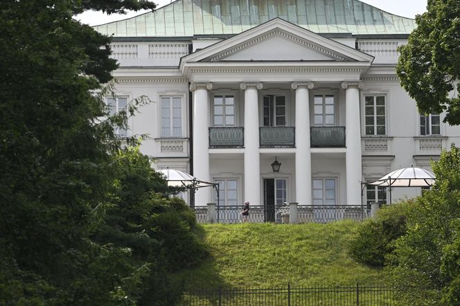 Rodzina Nawrockich przejęła Belweder: Kasia w kasku na hulajnodze, teściowe na balkonie