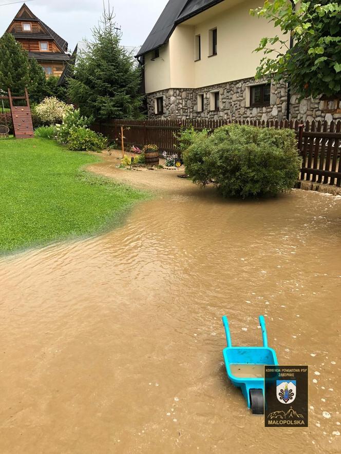 Oberwanie chmury nad Podhalem. Górskie potoki wylały. Woda wdziera się ludziom na posesje