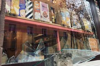  Rzucili cegłą w okno. Kuchnia Konfliktu, w której pracują uchodźcy zniszczona! [ZRZUTKA]