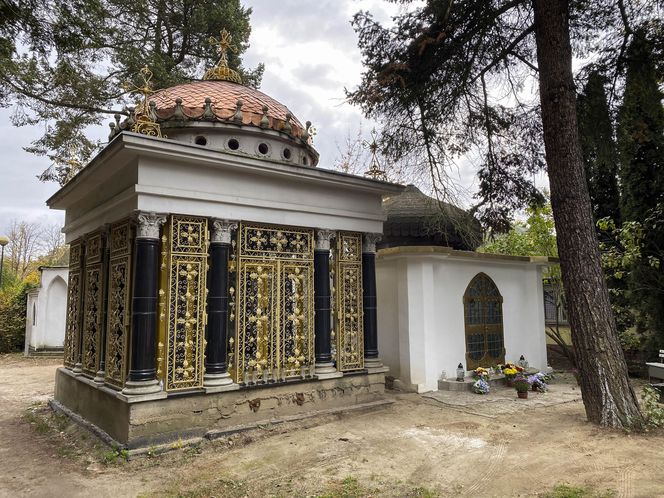 Te groby robią wrażenie