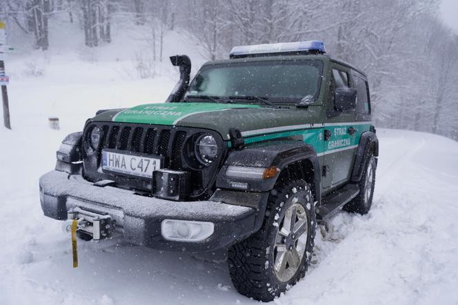 Strażnicy graniczni pracują w śniegu. Zima w Bieszczadach nie odpuszcza! [ZDJĘCIA] 