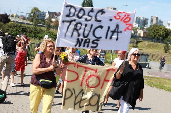 Protest mieszkańców w Letnicy. "Czarny pył do domu leci, tak się truje nasze dzieci" 