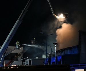 Pożar akumulatorowni na poddaszu zakładu przetwórstwa drobiu w Kawle