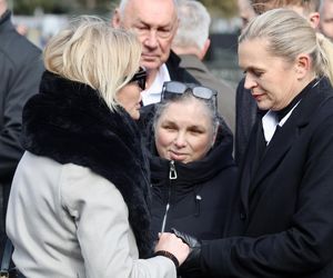 Joanna Racewicz ociera łzy przy grobie męża, pocieszyła ją Barbara Nowacka