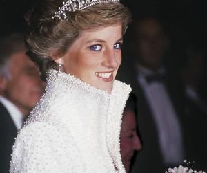 Tak księżna Diana wyglądałaby w długich włosach? Ale zmiana! 