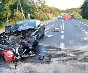 Tragiczny wypadek w Skołyszynie. Czołowe zderzenie motocyklisty z osobówką [ZDJĘCIA]