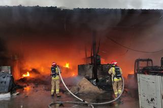 Potężny pożar hali magazynowej w Lublinie. Paliły się trujące substancje [ZDJĘCIA] 