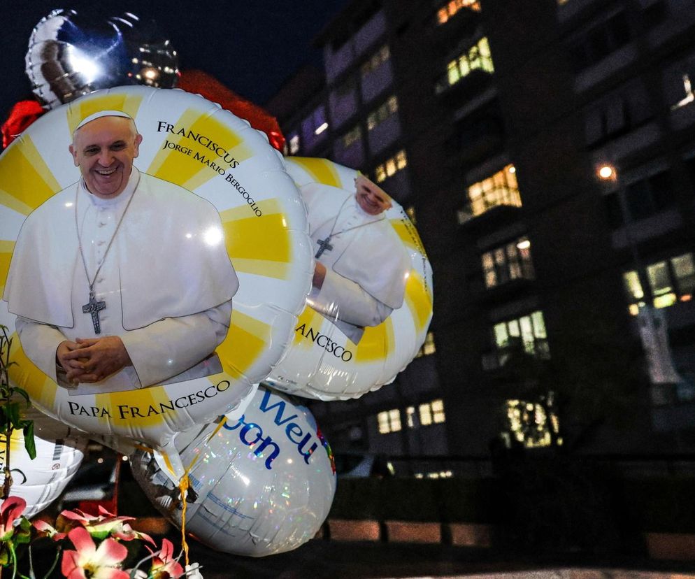 Papież nadal w stanie krytycznym. Nowe wieści z Watykanu