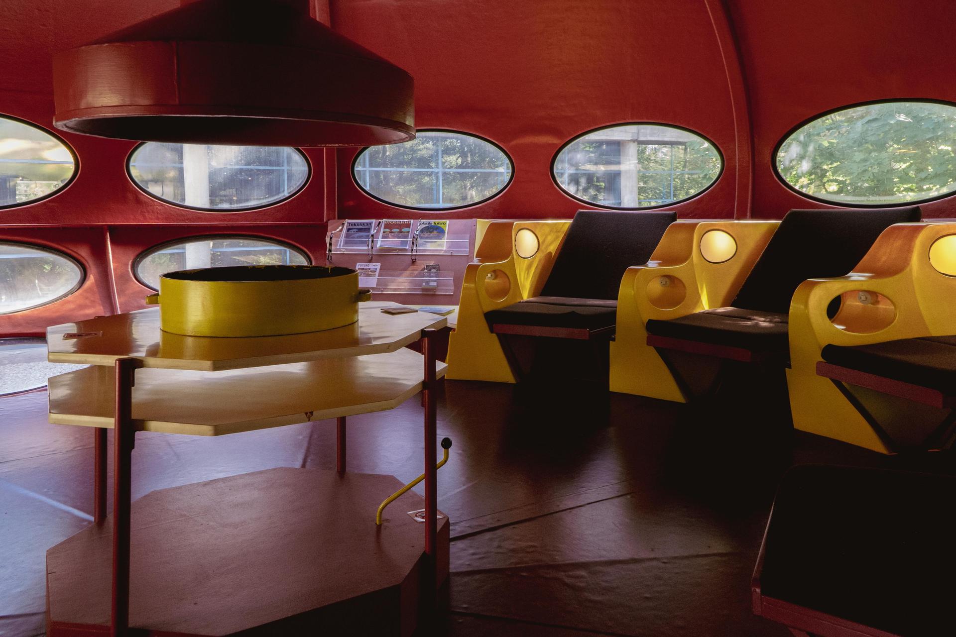 Futuro House - zdjęcia fińskiego domku letniskowego w kształcie UFO w WeeGee Exhibition Centre