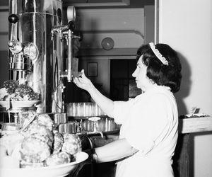 Fast food w PRL: bułka z pieczarkami i kiełbaska z wody