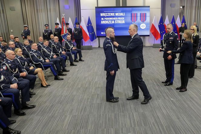 Z narażeniem życia ratowali innych. 81 policjantów odebrało medale 