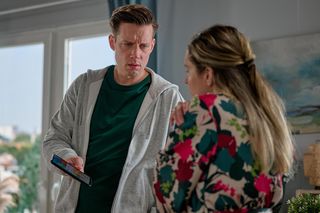 Na Wspólnej odc 4061. Darek Żbik (Michał Mikołajczak), Kasia (Julia Chatys)