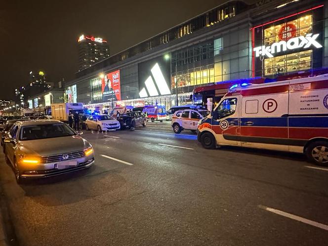 Totalny paraliż centrum Warszawy. 6 samochodów rozbitych, wraki blokują torowisko